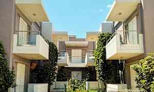 En modern byggnad med balkonger och gröna växter. (AI-genererad text)