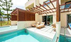 Privat pool med solstolar under en träpergola. (AI-genererad text)