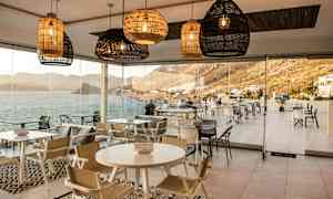 Modern restaurang med havsutsikt. (AI-genererad text)