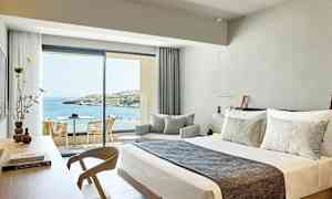 Hotellrum med modern inredning och utsikt över havet. (AI-genererad text)