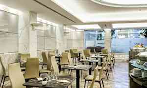 Bild av en modern restaurang med marmorgolv, dukade bord och beige stolar. (AI-genererad text)