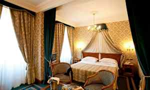 Bild av ett traditionellt inrett hotellrum med en dubbelsäng och eleganta möbler. (AI-genererad text)