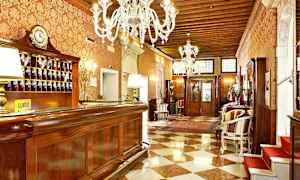 Hotellobby med reception, elegant inredd med ljuskronor och marmorgolv. (AI-genererad text)