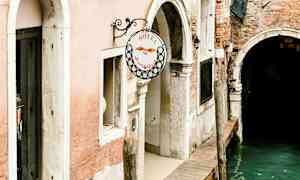 Ingång till ett hotell vid en kanal i Venedig. (AI-genererad text)