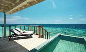 En terrass med solstolar, havsutsikt och en pool. (AI-genererad text)