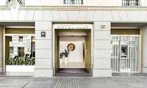 Bild av Hotel Lleos framdörr med stora glaspartier och en modern entré. (AI-genererad text)