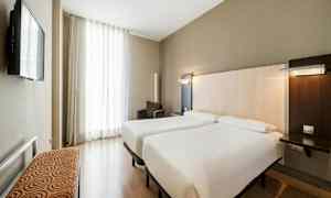 Dubbelrum med två enkelsängar, TV och fåtölj. (AI-genererad text)