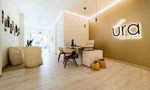 En reception med ett skrivbord, stolar och dekorationer på väggen. (AI-genererad text)