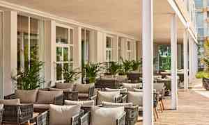 Utomhusområde med sittgrupper och grönska. (AI-genererad text)