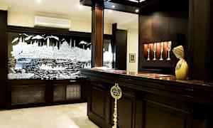 Receptionen med ett mörkt trä mot en dekorerad bakgrund med en detaljerad utsmyckning av en stadssilhuett. (AI-genererad text)