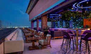 En takterrass med utomhusmöbler och belysning. (AI-genererad text)