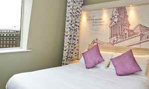 Hotellets sovrum med en stor säng, lila kuddar och detaljerad väggmålning bakom sängen. (AI-genererad text)