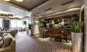 Lounge med bar och sittplatser. (AI-genererad text)