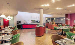 En matsal med moderna möbler och uppdukade bord. (AI-genererad text)