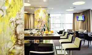 En hotellbar med stilfull inredning och moderna möbler. Bord och stolar finns för gästerna. (AI-genererad text)