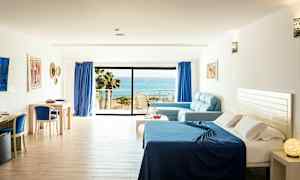 Hotellrum med havsutsikt och modern inredning. (AI-genererad text)