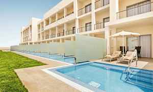 Bild som visar en modern hotellbyggnad med privata pooler framför varje rum och solstolar under parasoller bredvid poolerna. (AI-genererad text)