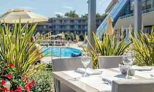 Bord med dukning med utsikt över en pool och en byggnad i bakgrunden. (AI-genererad text)