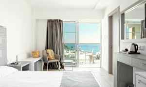 Ljust hotellrum med modern inredning och havsutsikt. (AI-genererad text)