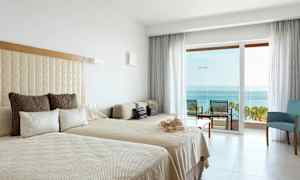 Modernt hotellrum med havsutsikt. (AI-genererad text)