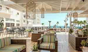 Terrass med sittmöbler och utsikt mot havet. (AI-genererad text)