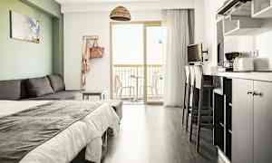 Ett modernt hotellrum med en bäddsoffa, säng, köksutrustning och balkong med utsikt. (AI-genererad text)