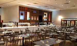 En restaurang med bufféområde och matbord. (AI-genererad text)