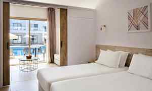 Hotellrum med två enkelsängar och utsikt mot en utomhuspool och solstolar. (AI-genererad text)