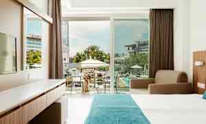 Hotellrum med utsikt över poolområdet. (AI-genererad text)