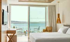 Hotellrum med utsikt över havet. (AI-genererad text)