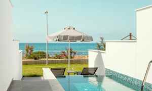 Privat pool med utsikt över hav och grönska. (AI-genererad text)