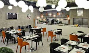 Moderna restaurangmöbler med svart och orange stolar samt förberett dukade bord. (AI-genererad text)