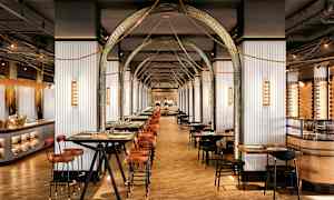 En restaurang med moderna inredningsdetaljer som bord och stolar placerade längs en gångväg. Takhöga valv och dekorativa element syns. (AI-genererad text)