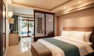 Juniorsvit med access till privat, delad pool, mot havet