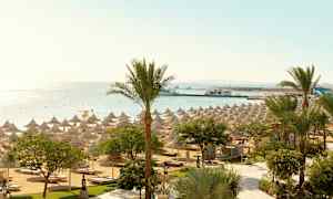 Strand med parasoller och palmer vid havet. (AI-genererad text)