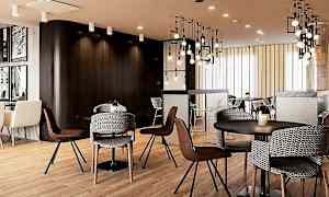 Ett modernt och inbjudande café med stolar och bord i en stilren inredning. (AI-genererad text)