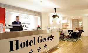 Ett modernt hotellobby med receptionsdisk märkt 'Hotel George'. (AI-genererad text)