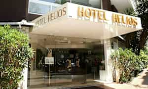 Entrén till hotellet Hotel Helios med namnet skrivet ovanför entrén. (AI-genererad text)