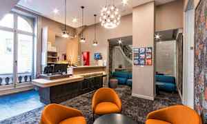 Reception med sittgrupp, stolar och barstolar i en modern inredning. (AI-genererad text)