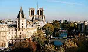 Vy över Notre-Dame och Seine i Paris. (AI-genererad text)