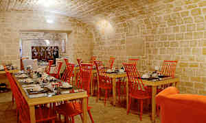 Matsal med stenvalv, röda stolar och dukade bord. (AI-genererad text)