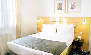 Ett ljust hotellrum med en dubbelsäng och modern inredning. (AI-genererad text)