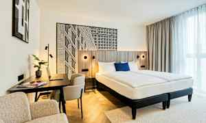 Ett hotellrum med en dubbelsäng och en arbetsplats. (AI-genererad text)