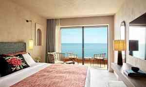 Hotellrum med havsutsikt från balkong. (AI-genererad text)