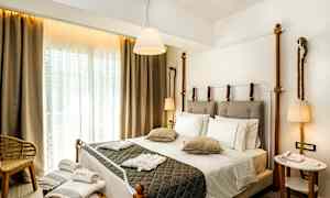 Hotellrum med dubbelsäng, sittmöbel och dekorativ belysning. (AI-genererad text)