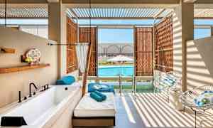 Rum med privat pool och utemöbler. (AI-genererad text)