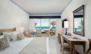 Hotellrum med havsutsikt från en terrass. (AI-genererad text)