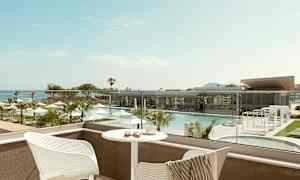 Utsikt över en pool och sittgrupp från en balkong. (AI-genererad text)