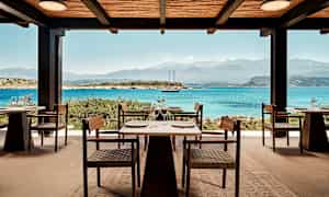 Uteservering med utsikt över havet och bergen. (AI-genererad text)