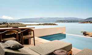 Terrass med pool och utsikt över hav och berg. (AI-genererad text)